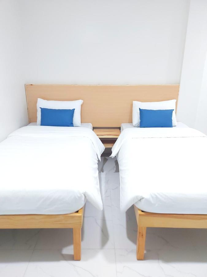 Airobedz Mckinley - Near Sm Aura Hotel มะนิลา ภายนอก รูปภาพ